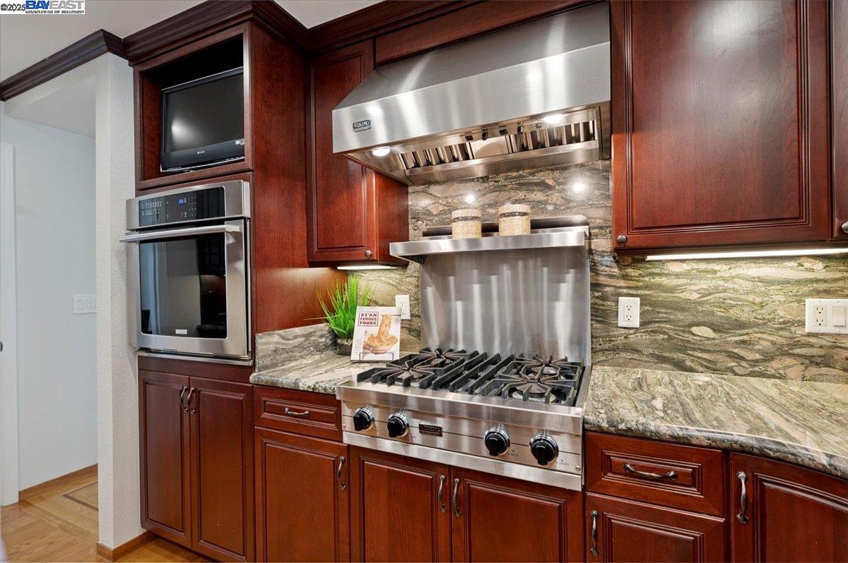 3284 Omega Cir