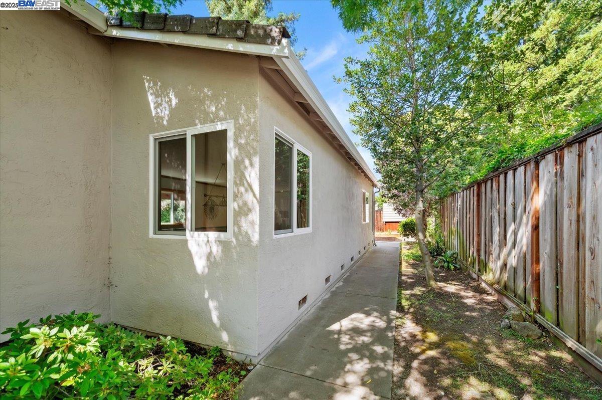 3284 Omega Cir