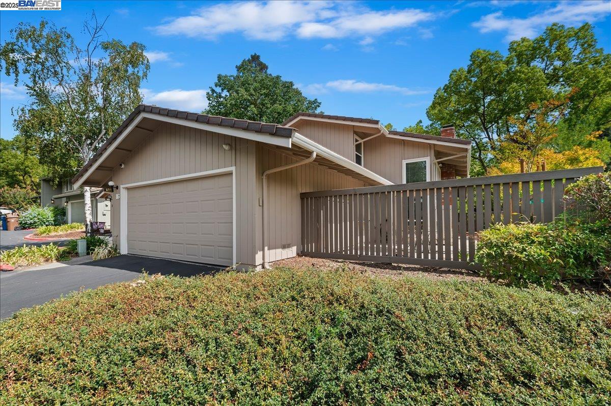 16 Rolling Green Cir