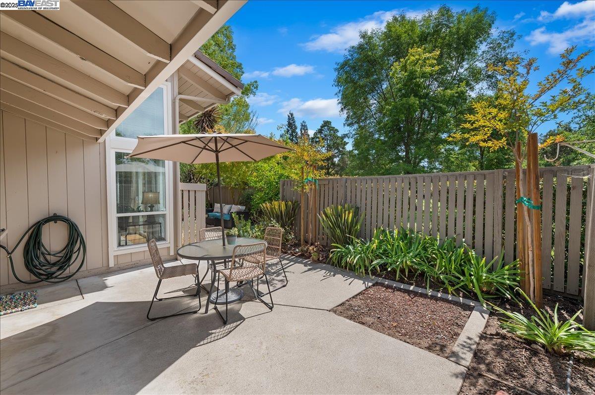 16 Rolling Green Cir