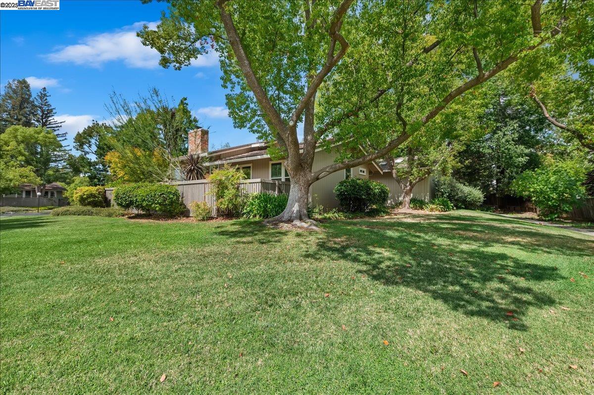 16 Rolling Green Cir