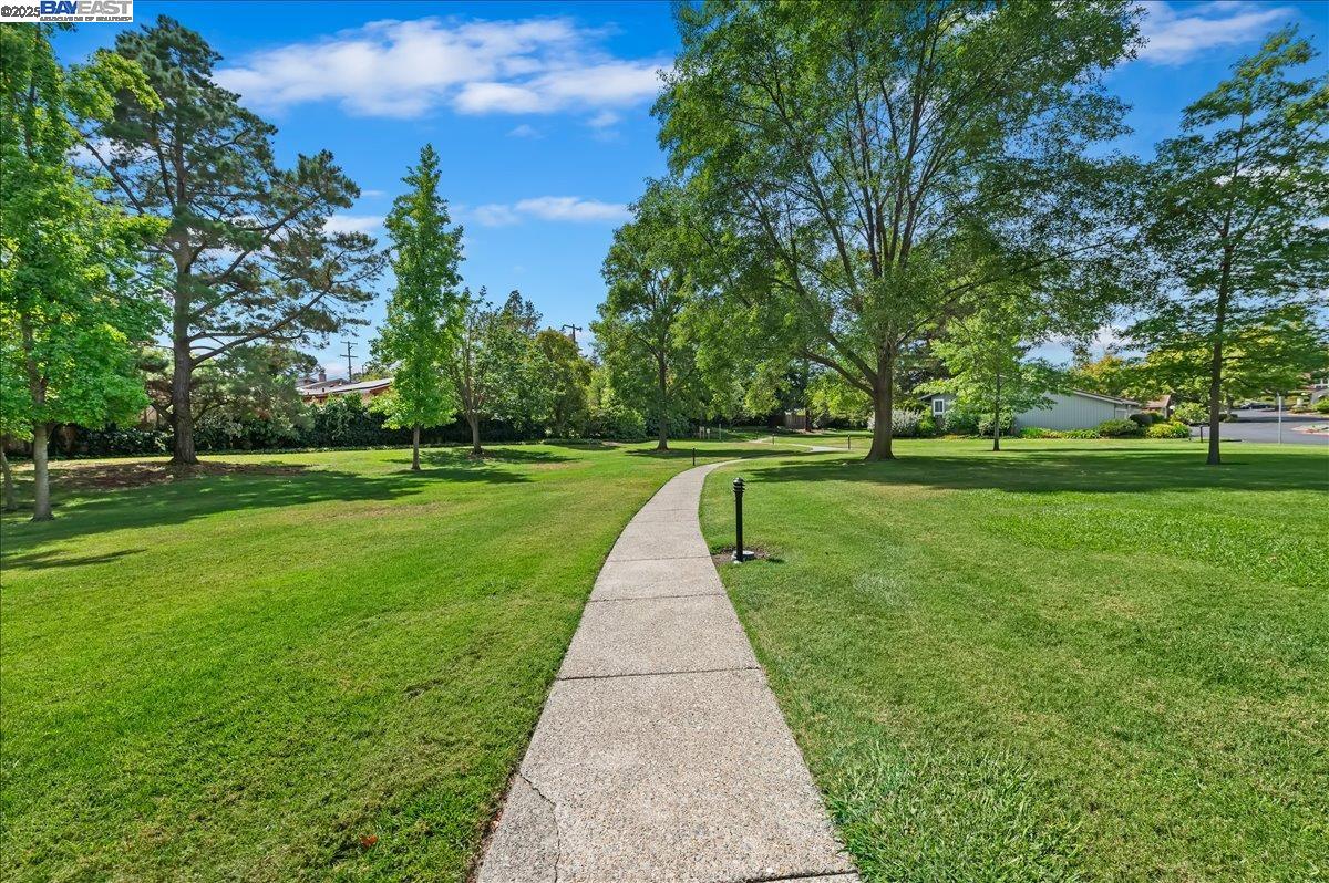 16 Rolling Green Cir