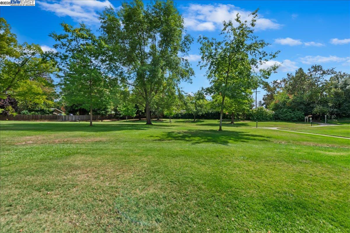 16 Rolling Green Cir