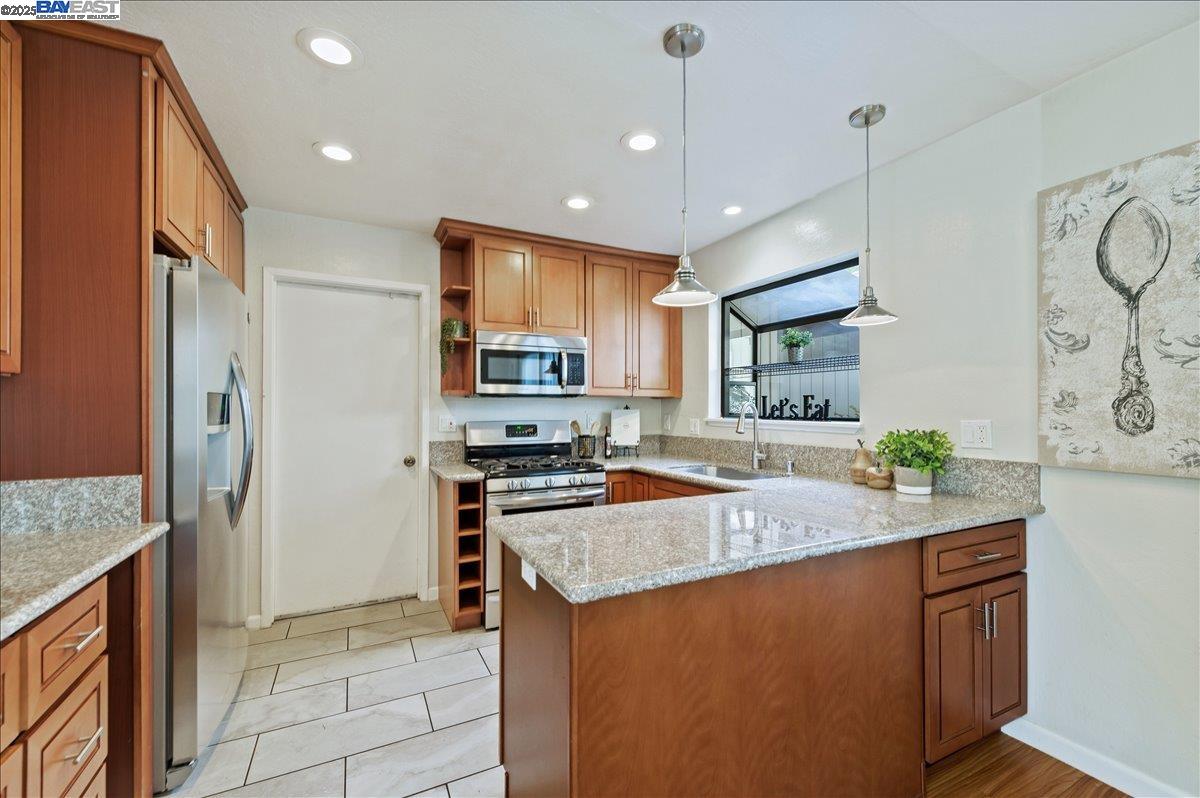 16 Rolling Green Cir
