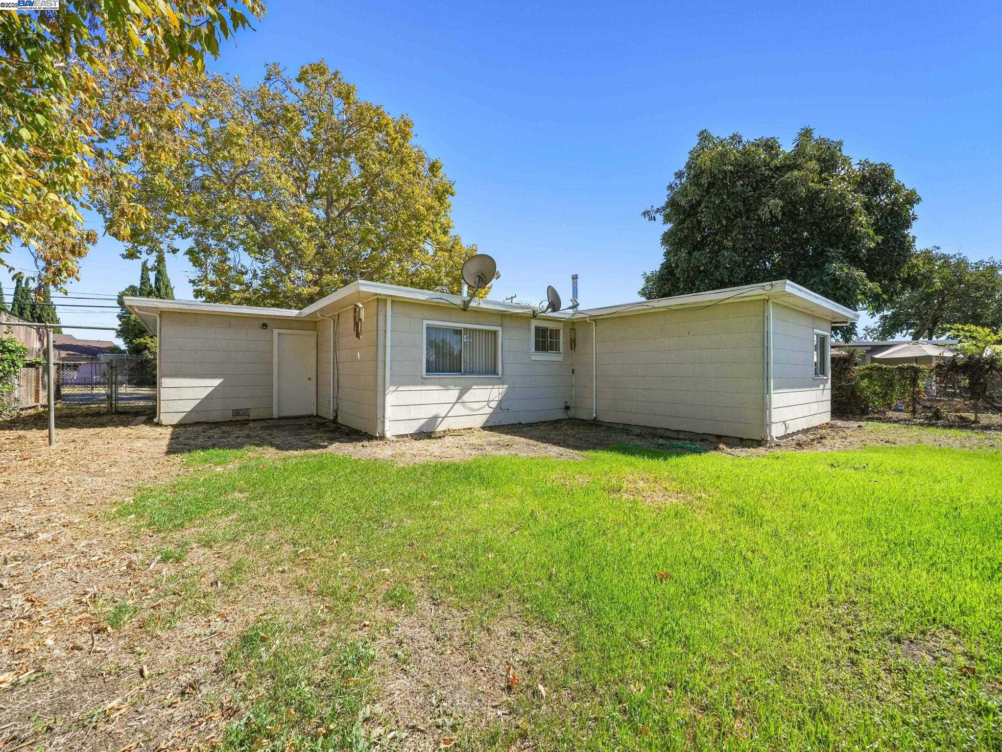 22939 Santa Clara St, Hayward