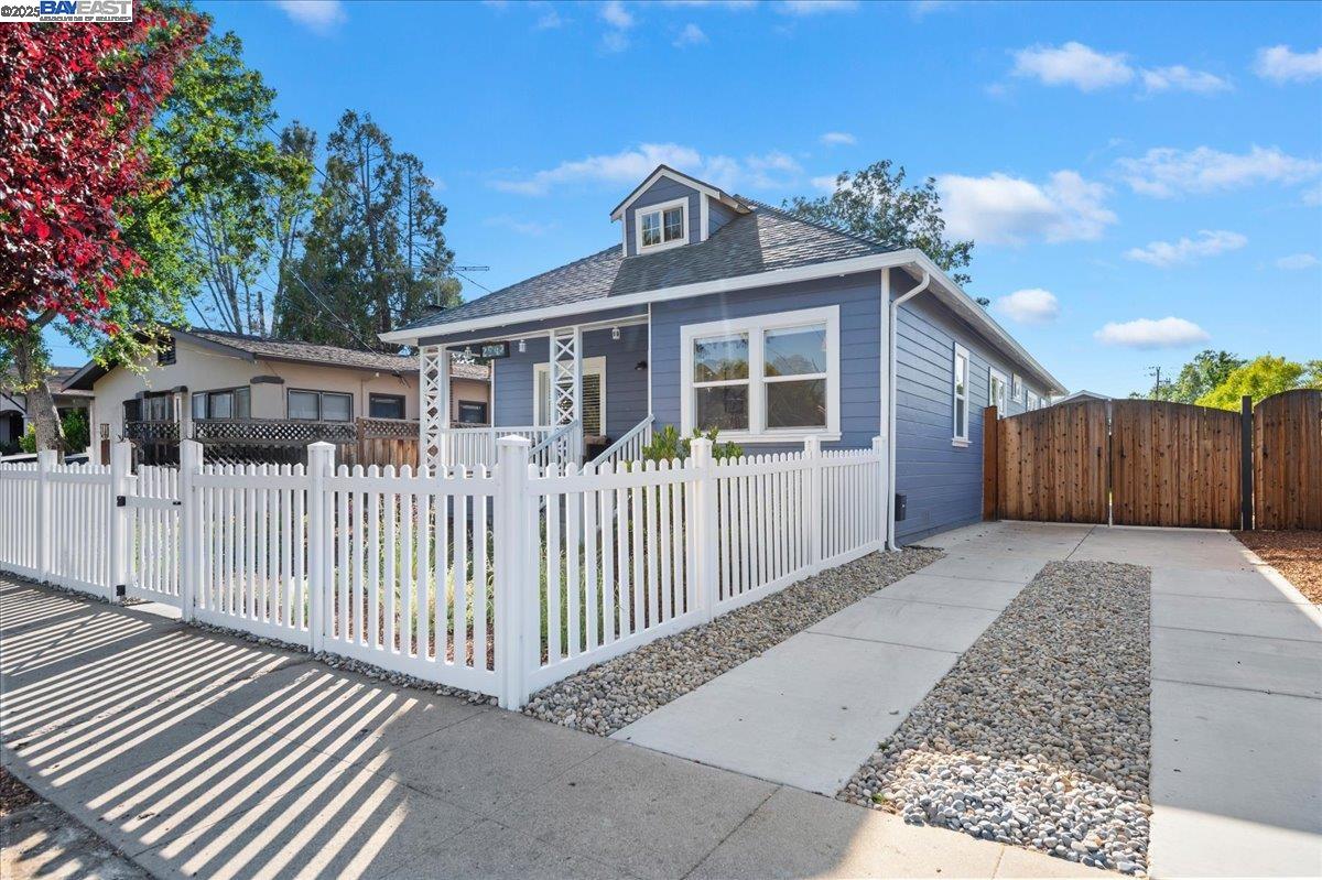 2542 Fourth St, Livermore