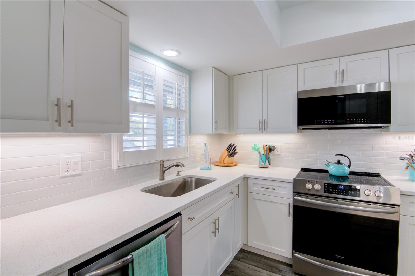 3046 LAKE BAYSHORE DR #O106