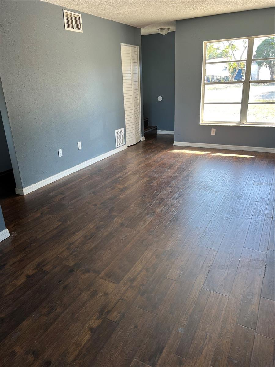 907 & 909 57TH AVENUE PL E