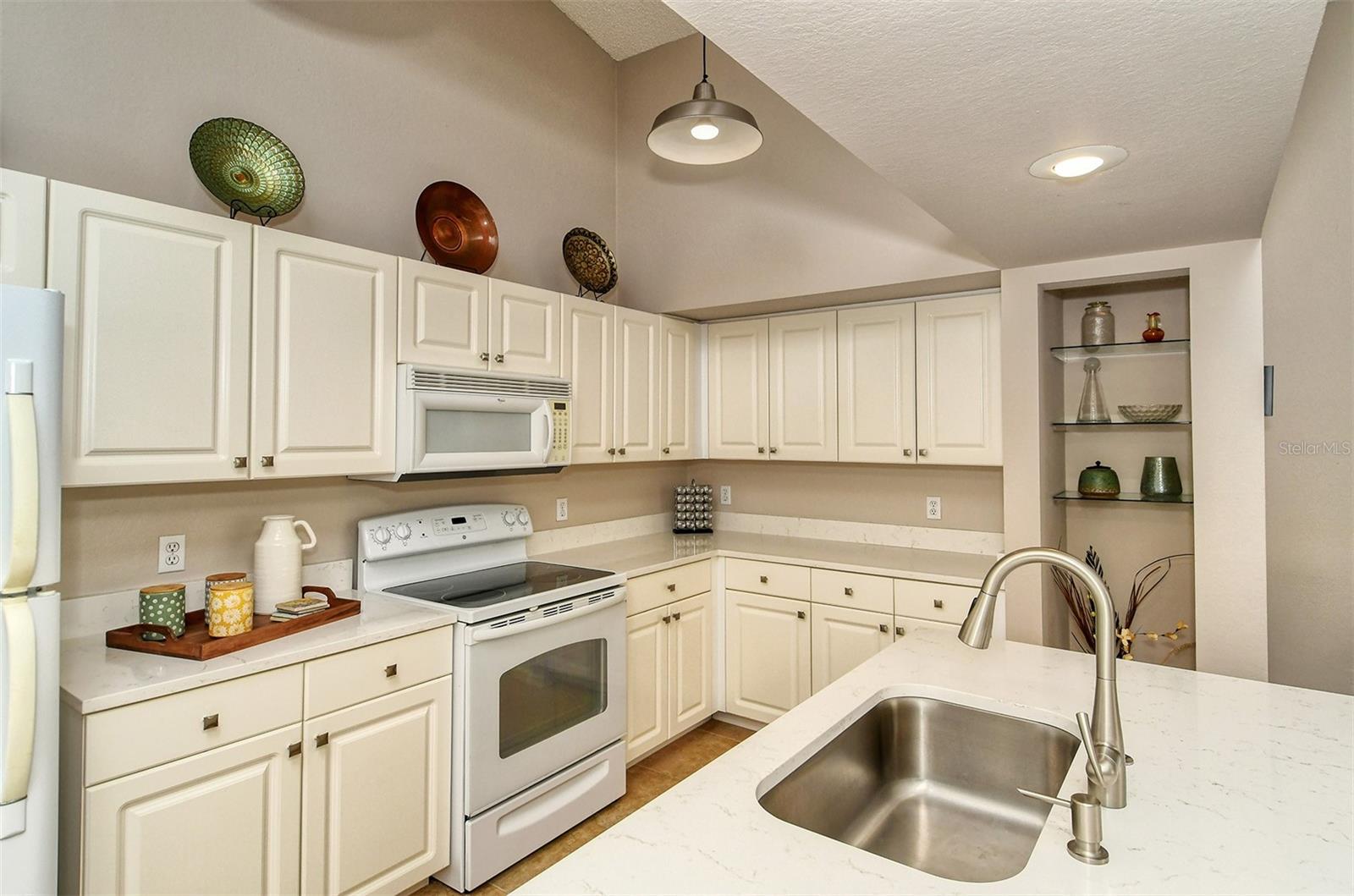 7266 ELEANOR CIR #203