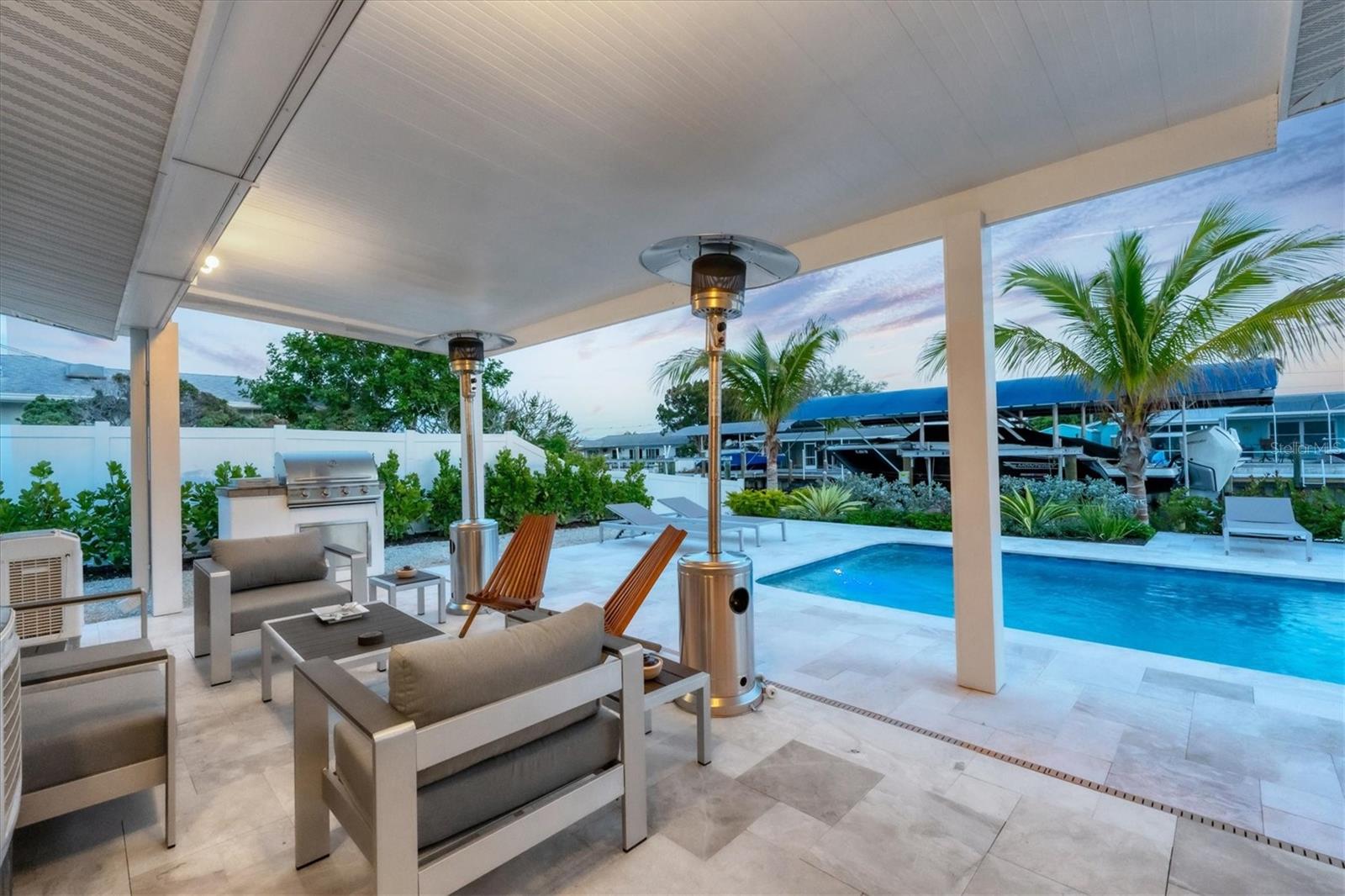 10115 KINGFISHER RD E