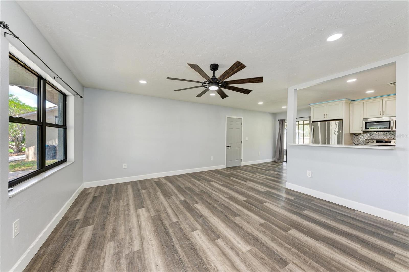 5465 81ST AVENUE CIR E