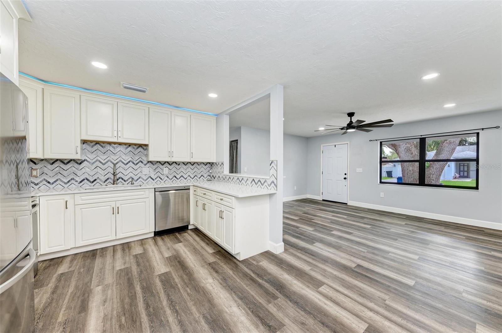 5465 81ST AVENUE CIR E