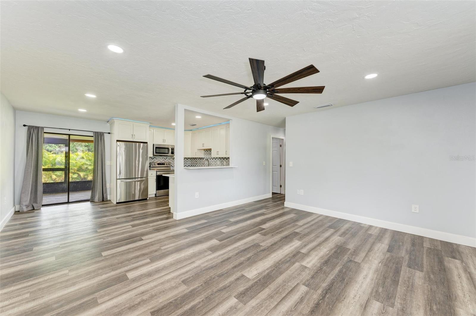 5465 81ST AVENUE CIR E