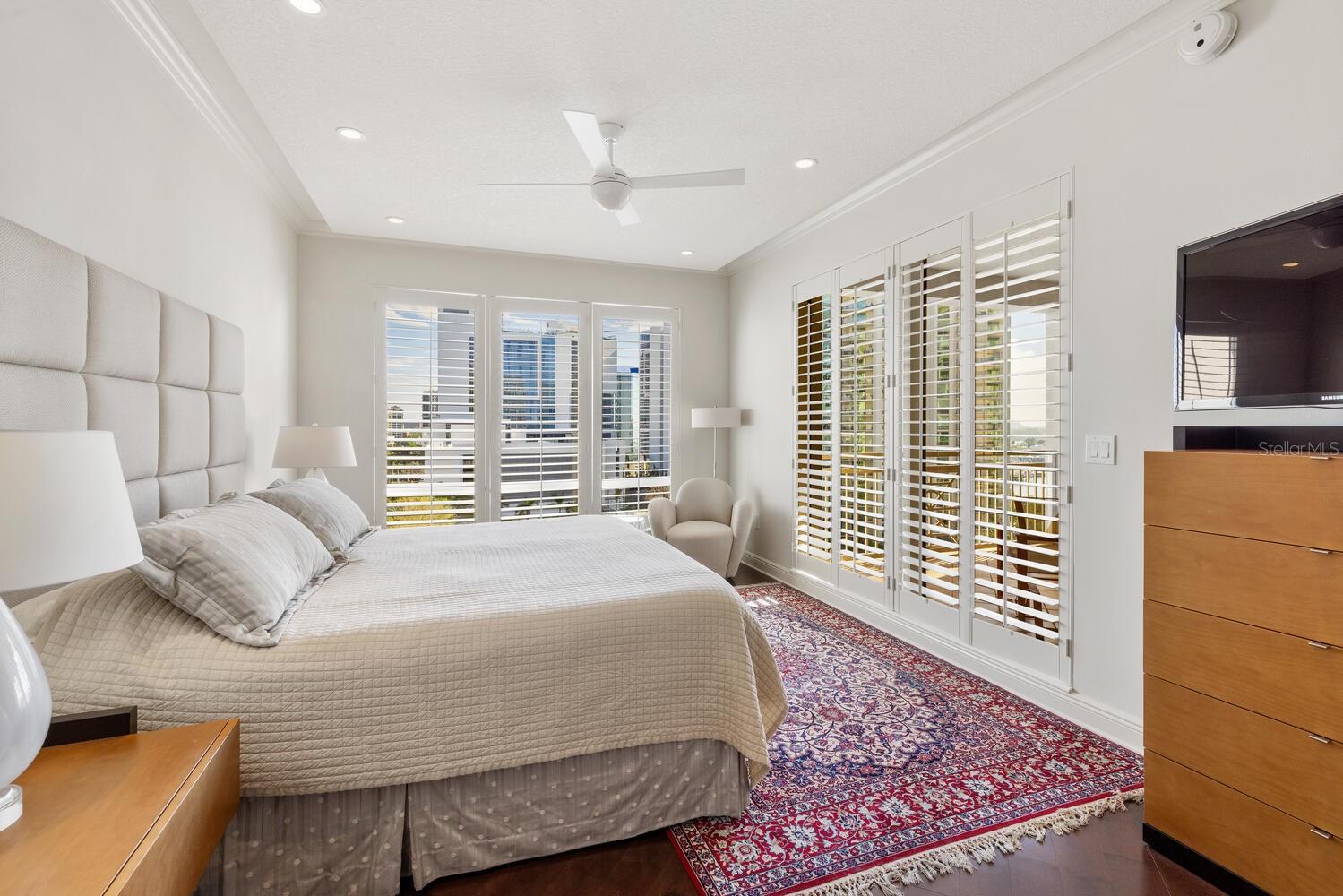 35 WATERGATE DR #804