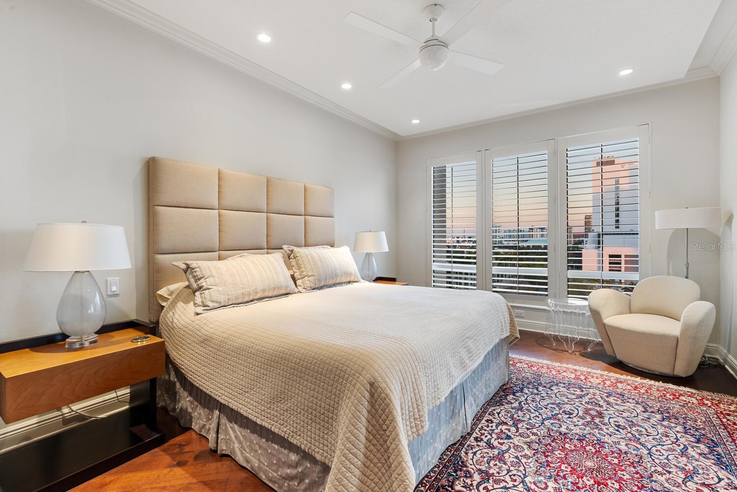 35 WATERGATE DR #804