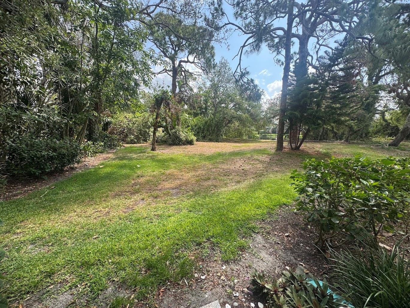 647 WOODLAWN DR #647