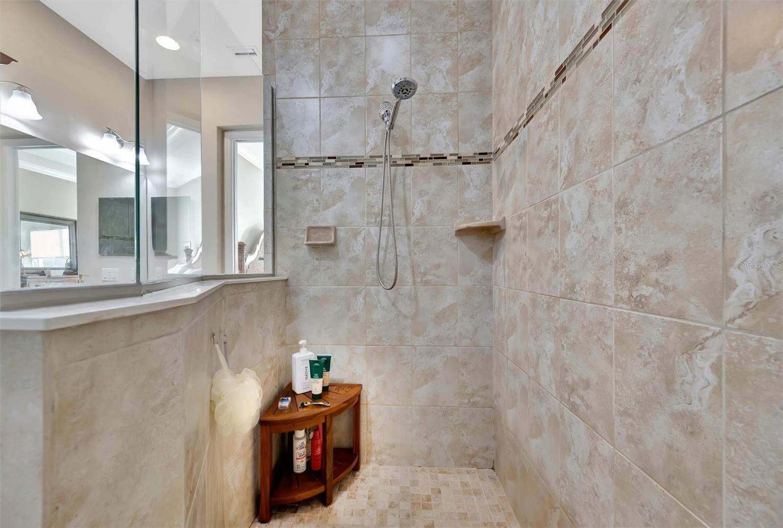 246 SAPPHIRE LAKE DR #201