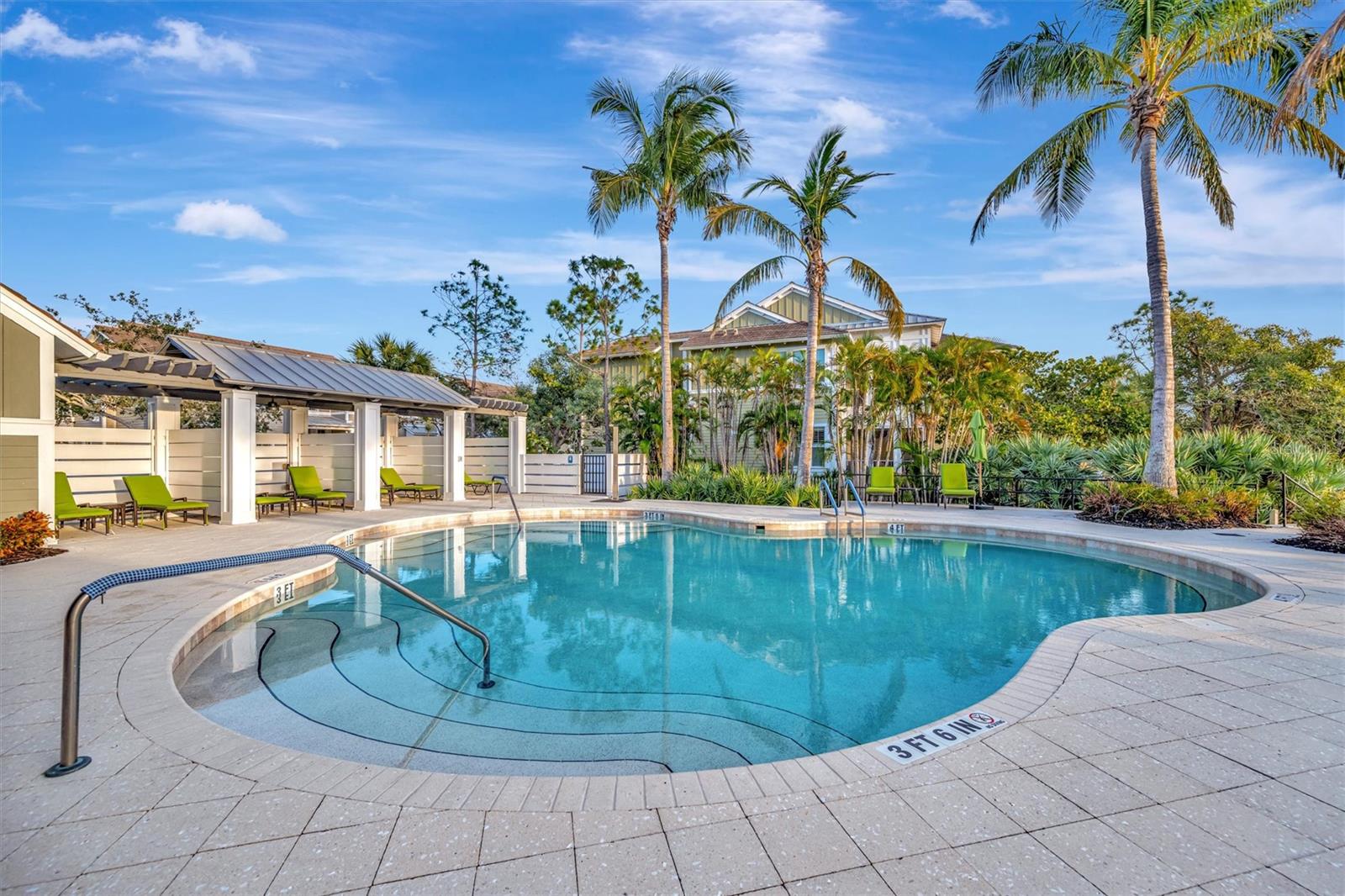 246 SAPPHIRE LAKE DR #201