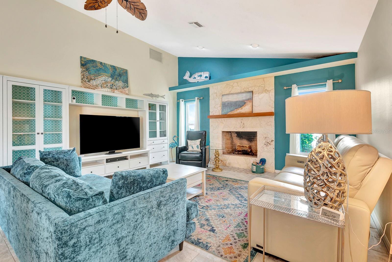 556 SILK OAK DR