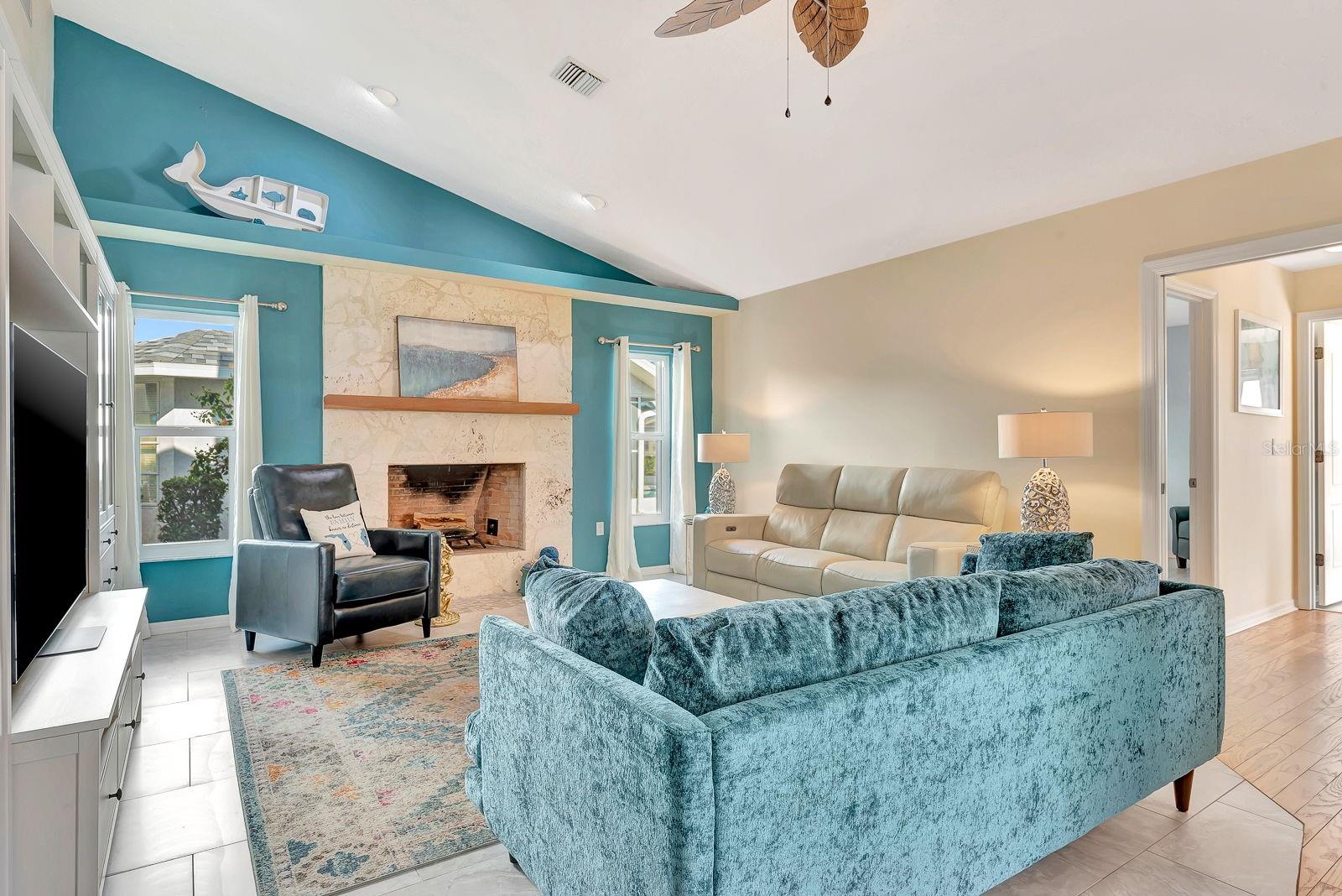 556 SILK OAK DR
