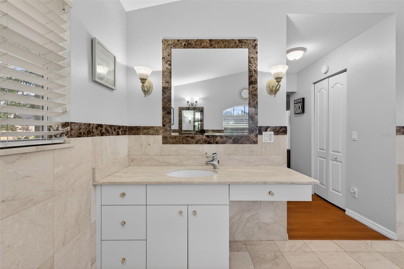 5676 BENEVA WOODS CIR