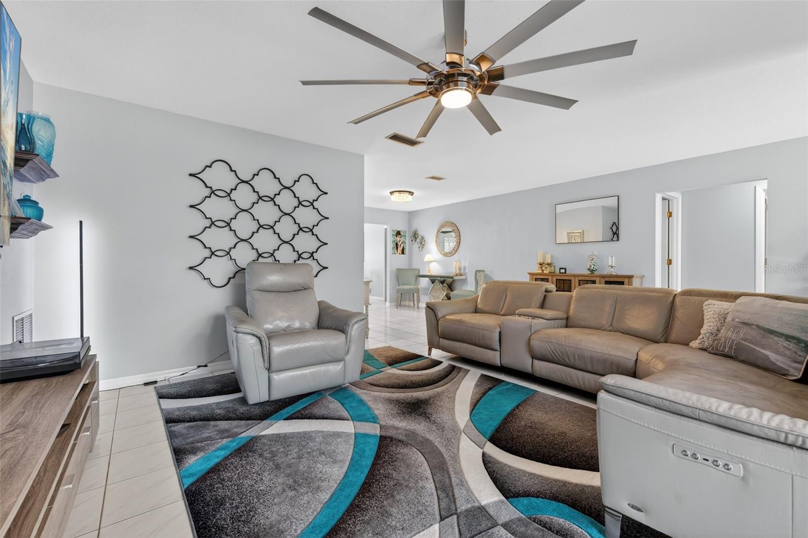 5676 BENEVA WOODS CIR