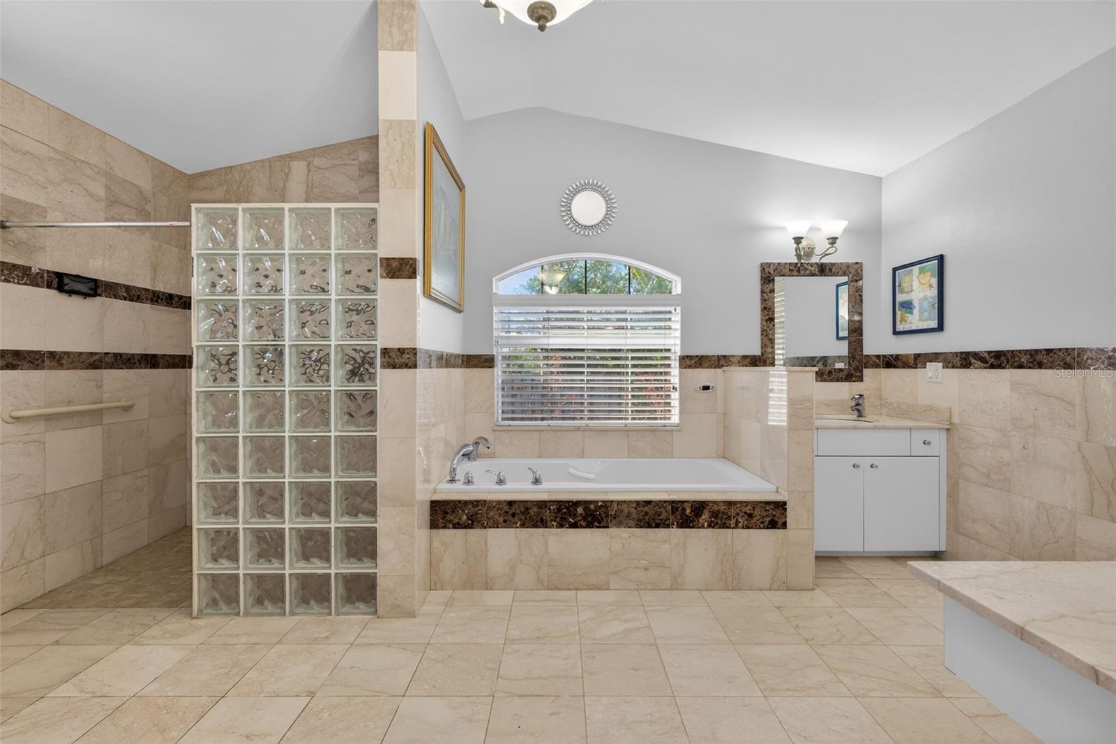 5676 BENEVA WOODS CIR