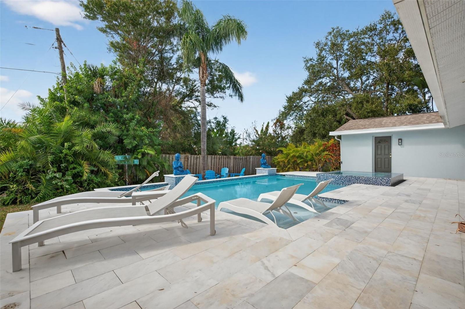 5676 BENEVA WOODS CIR