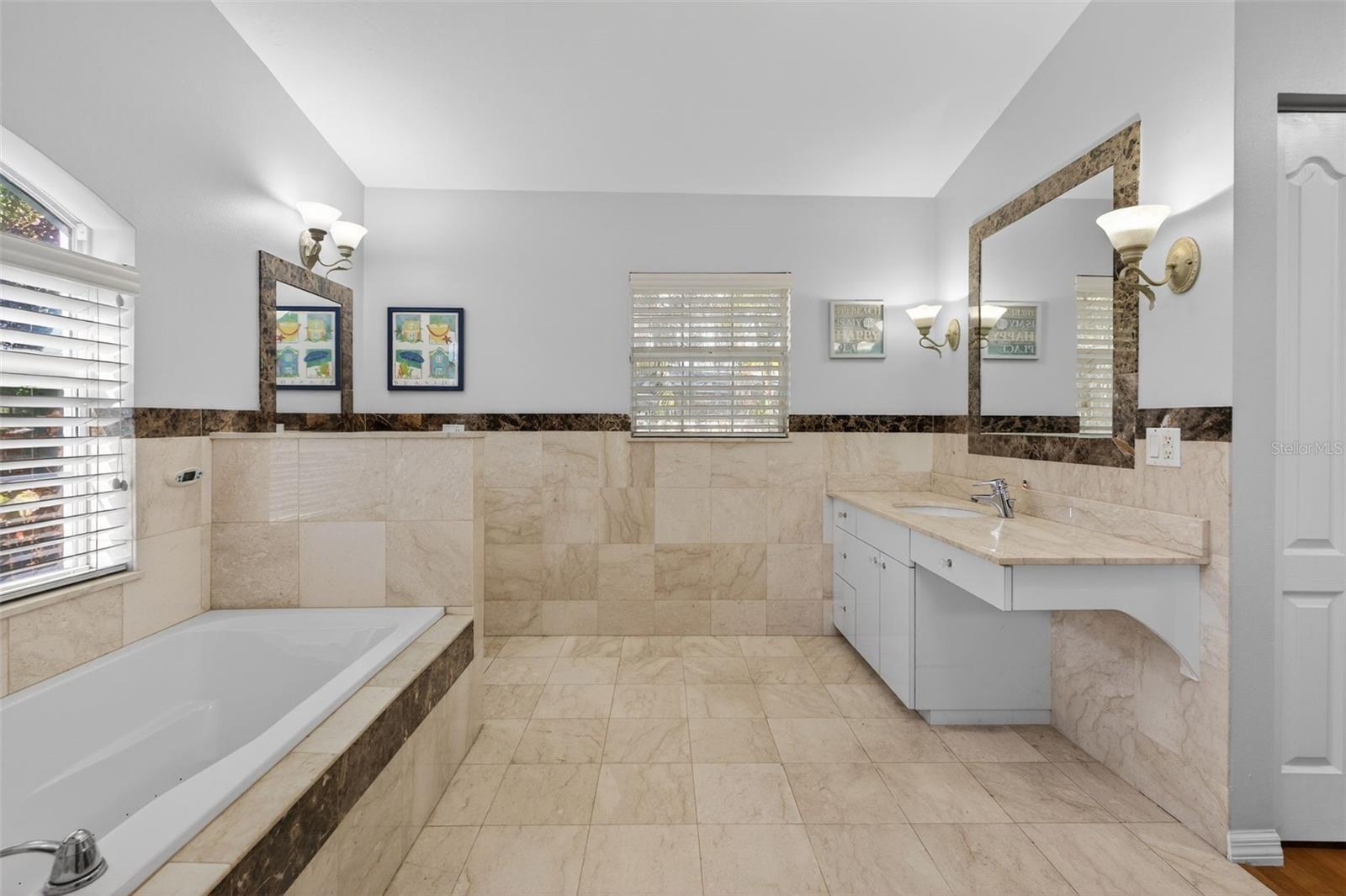 5676 BENEVA WOODS CIR