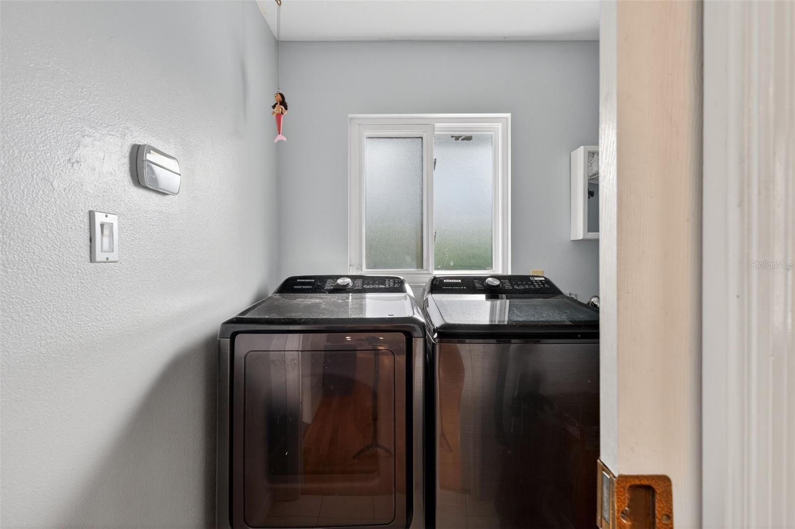 5676 BENEVA WOODS CIR