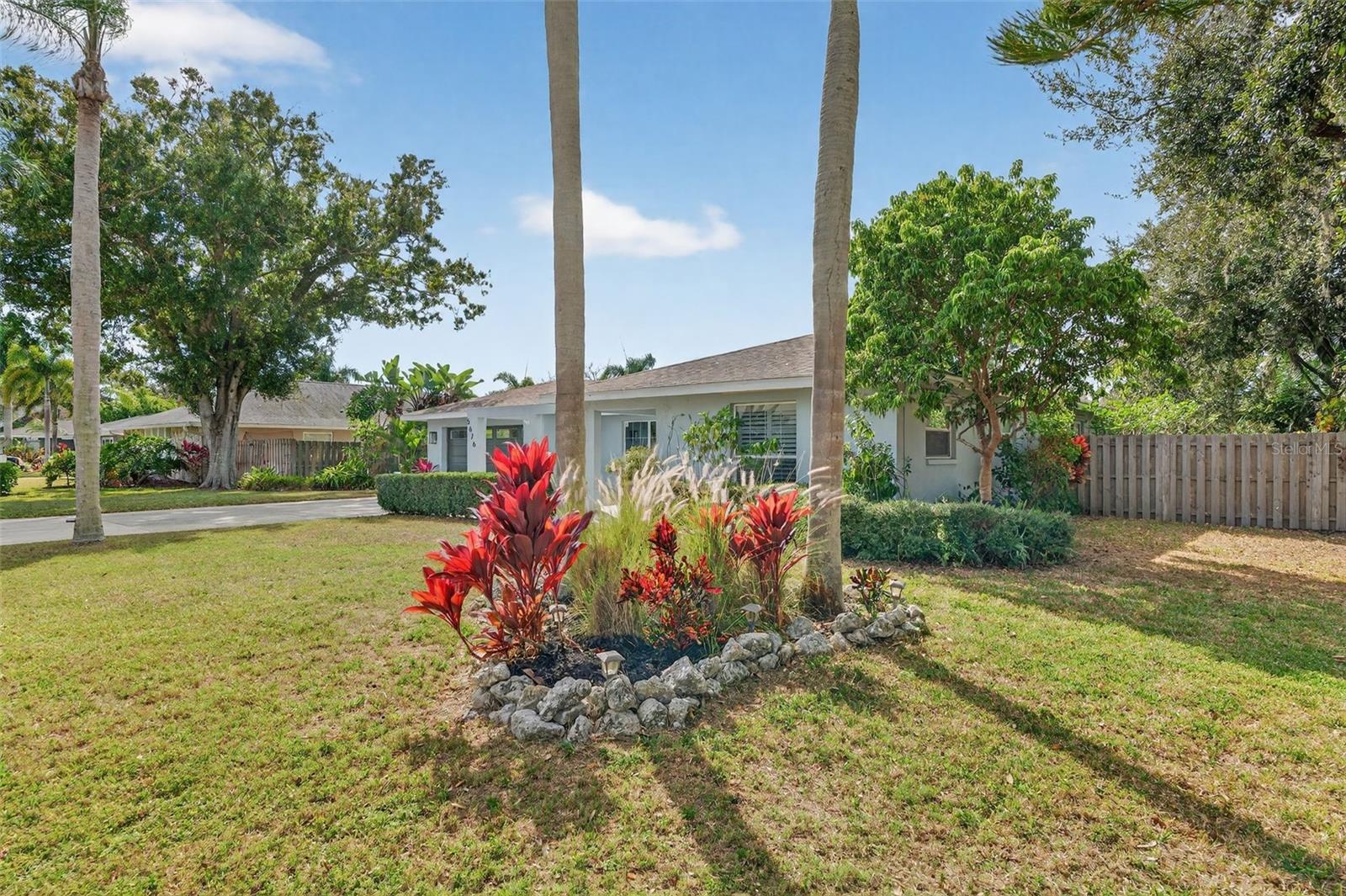 5676 BENEVA WOODS CIR