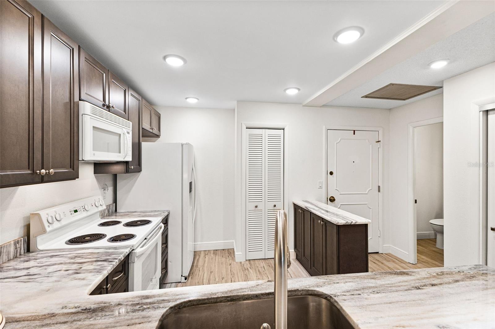 100 BLUFF VIEW DR #207B