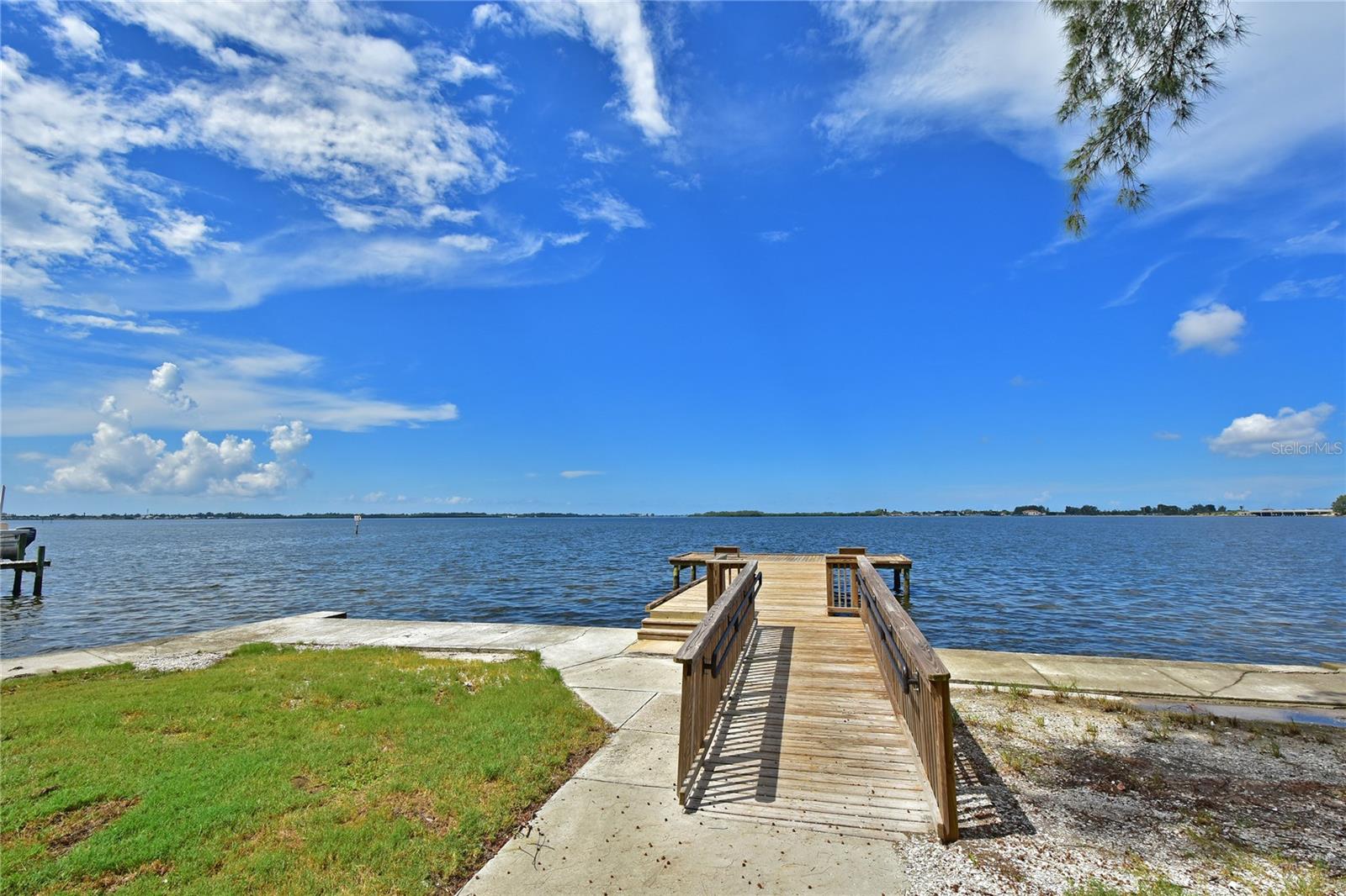 3705 E BAY DR #117
