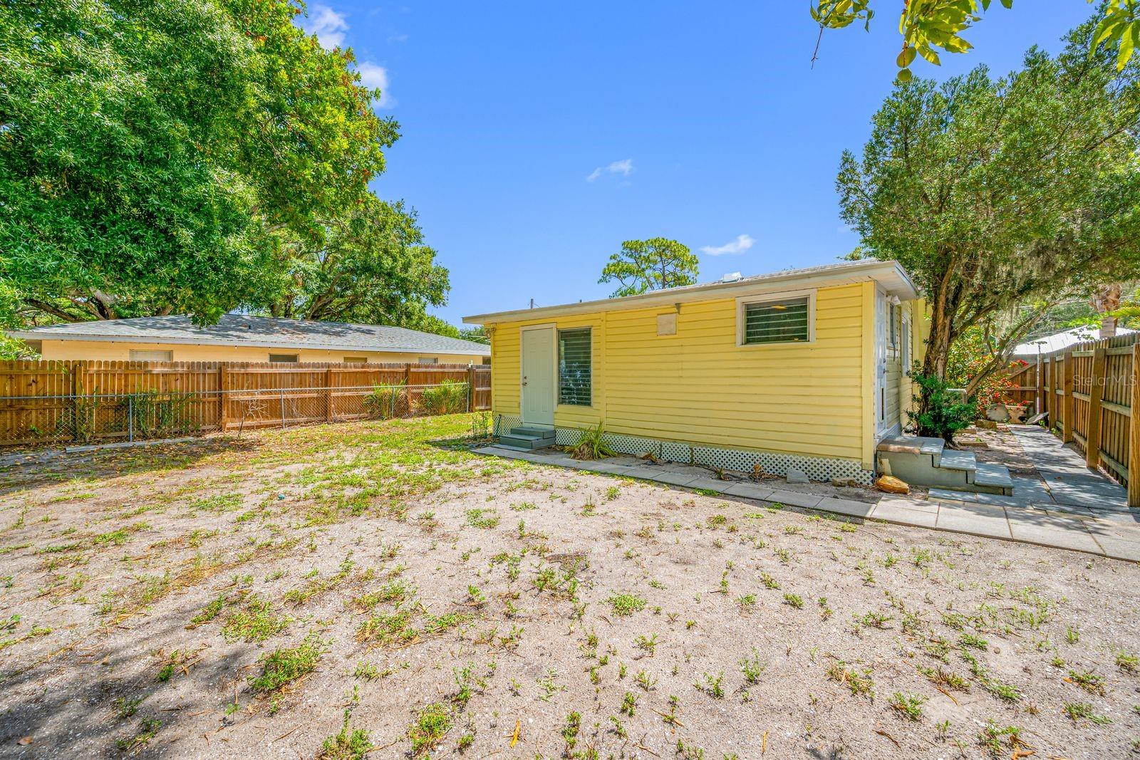 907 18TH AVE W