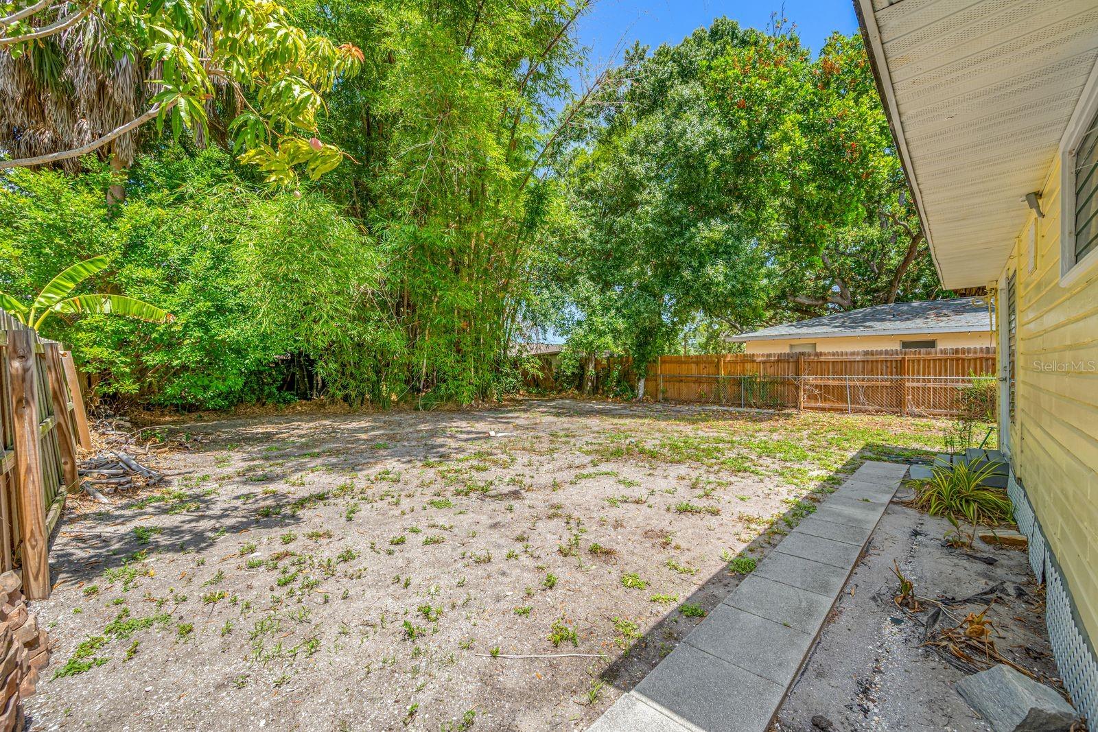 907 18TH AVE W