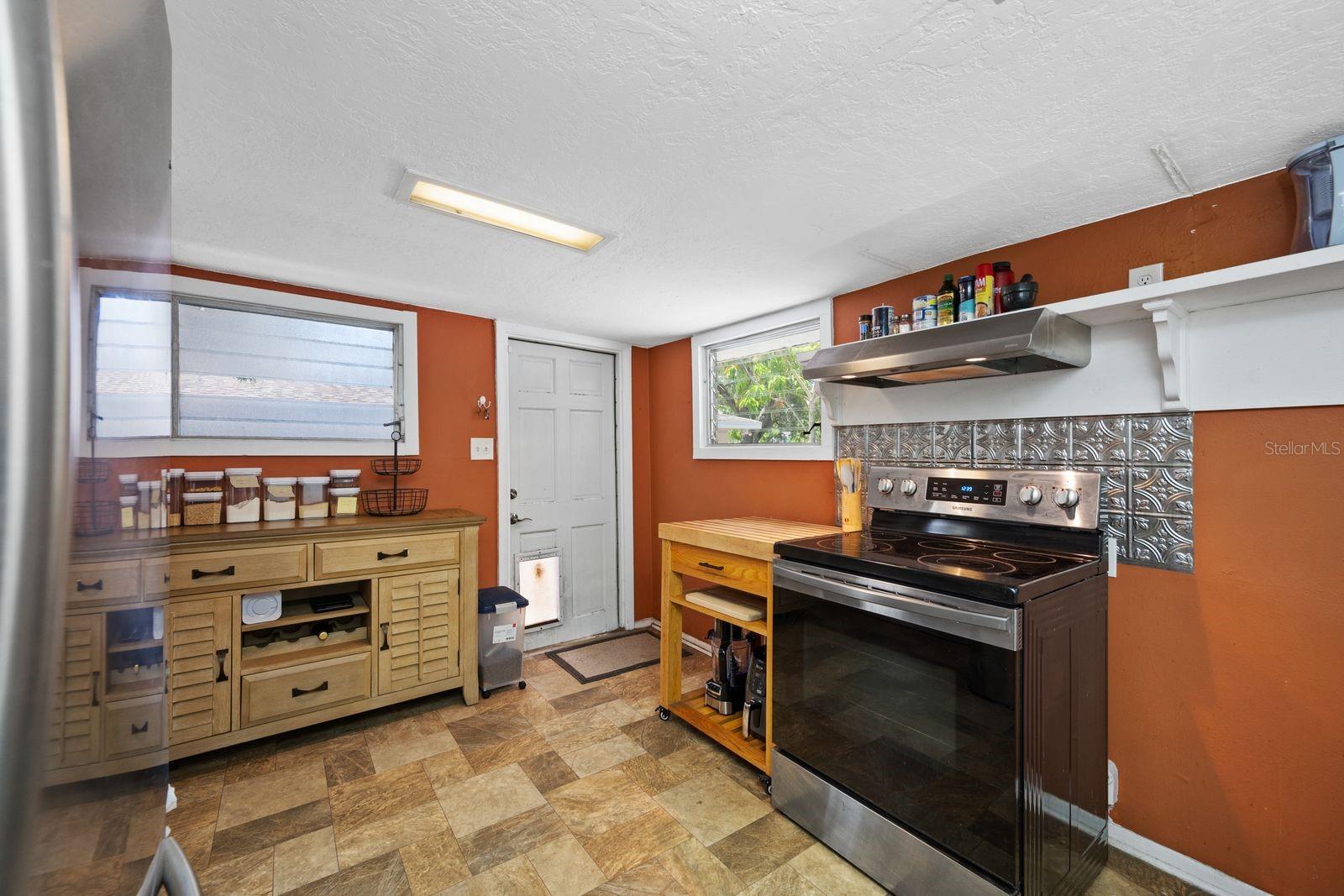 907 18TH AVE W