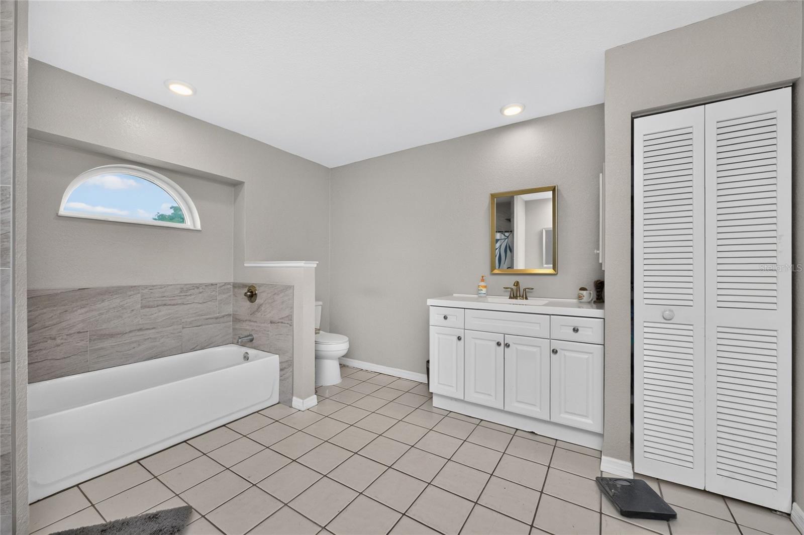 2466 NEWBURY ST