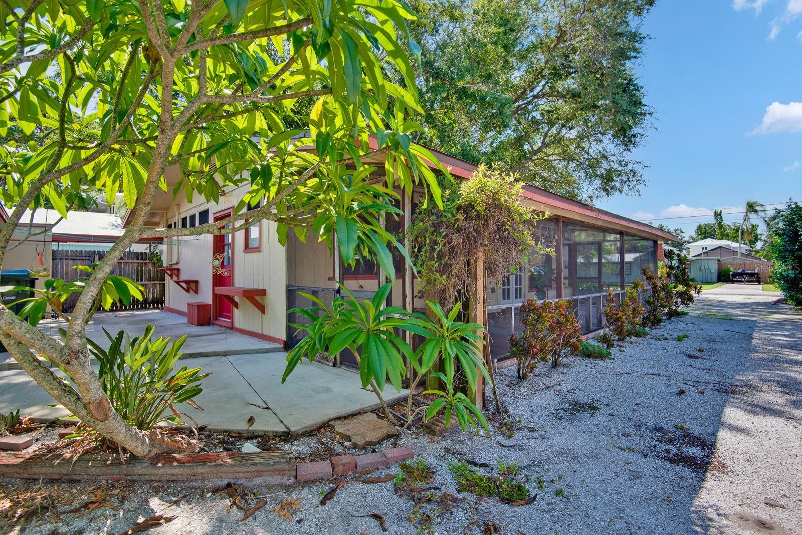 2837 FOREST LN