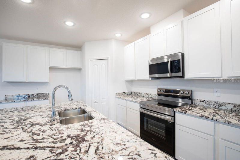 2104 CITRUS BREEZE DR