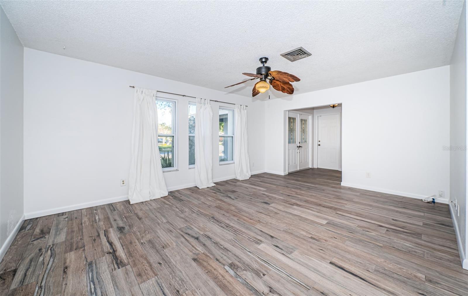 435 LAUGHING GULL LN