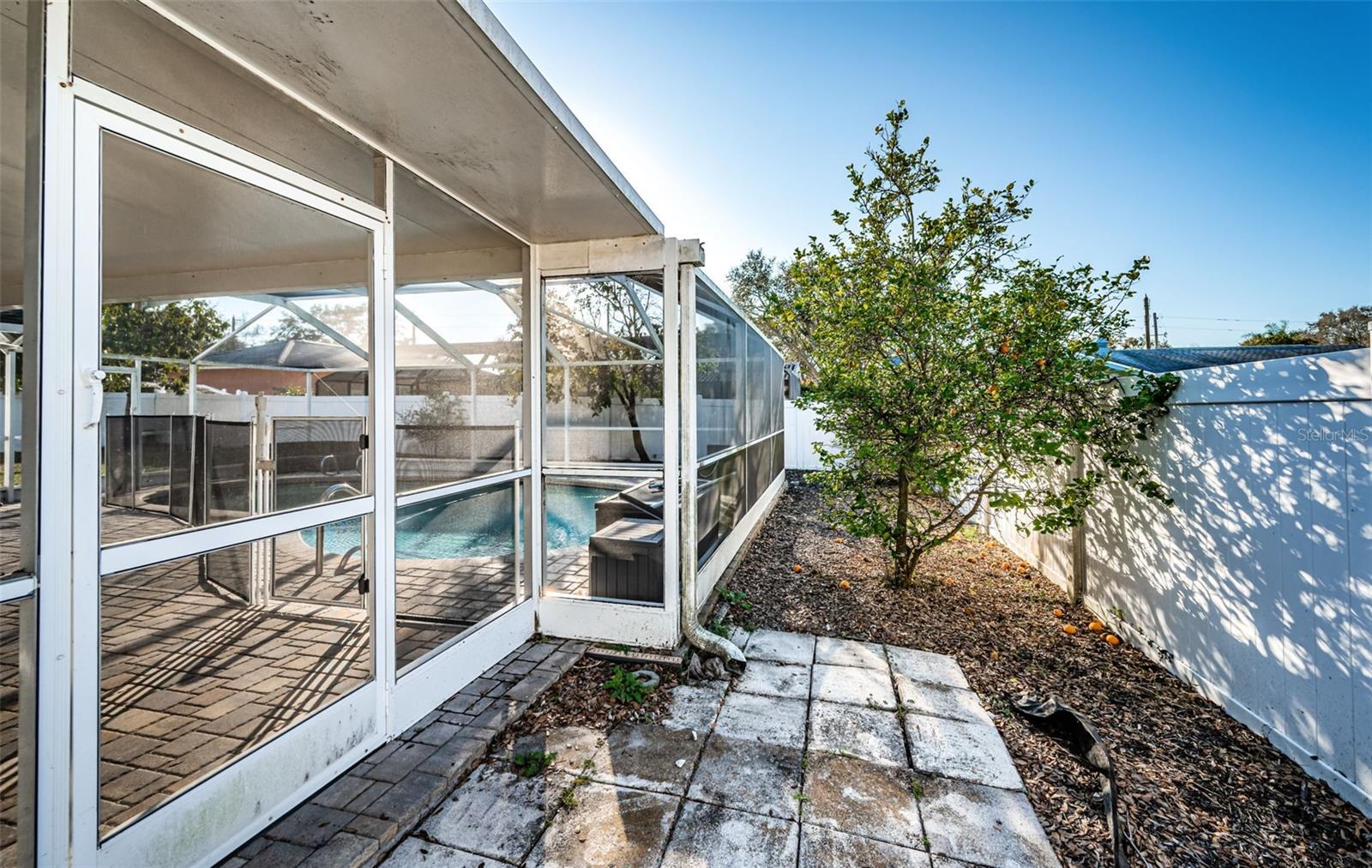 435 LAUGHING GULL LN