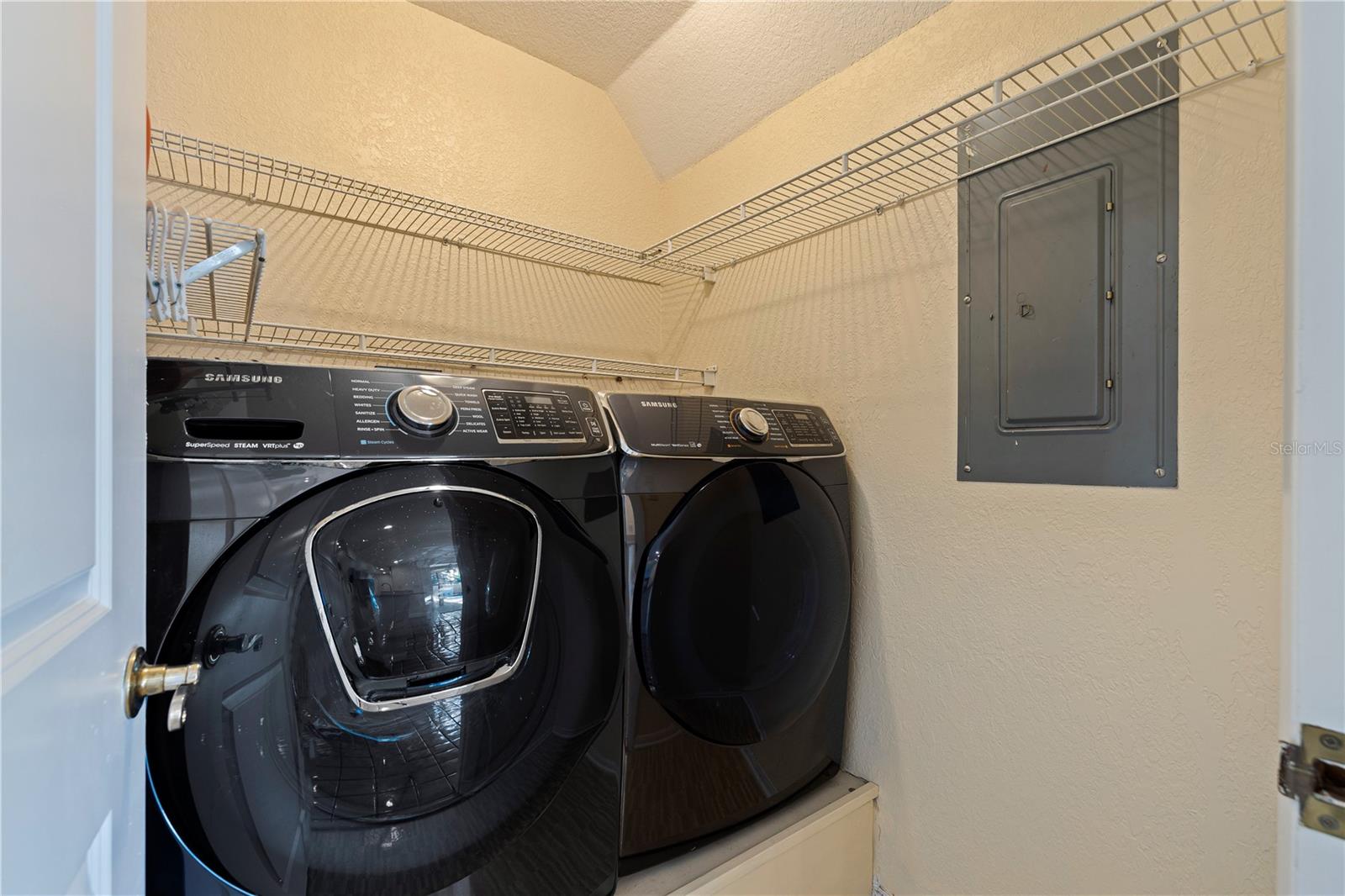 1130 SERPENTINE DR S