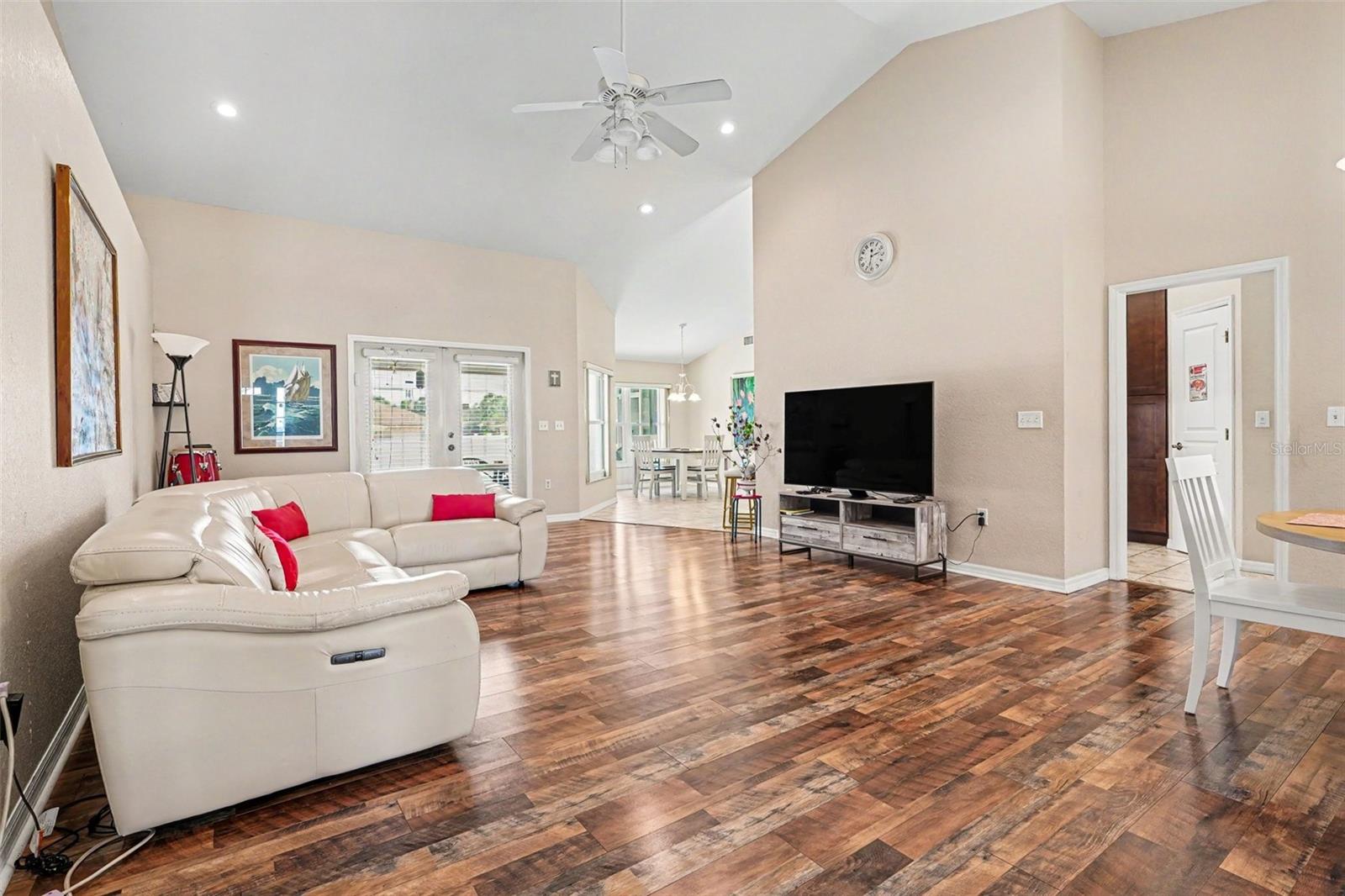 113 SHADDOCK DR
