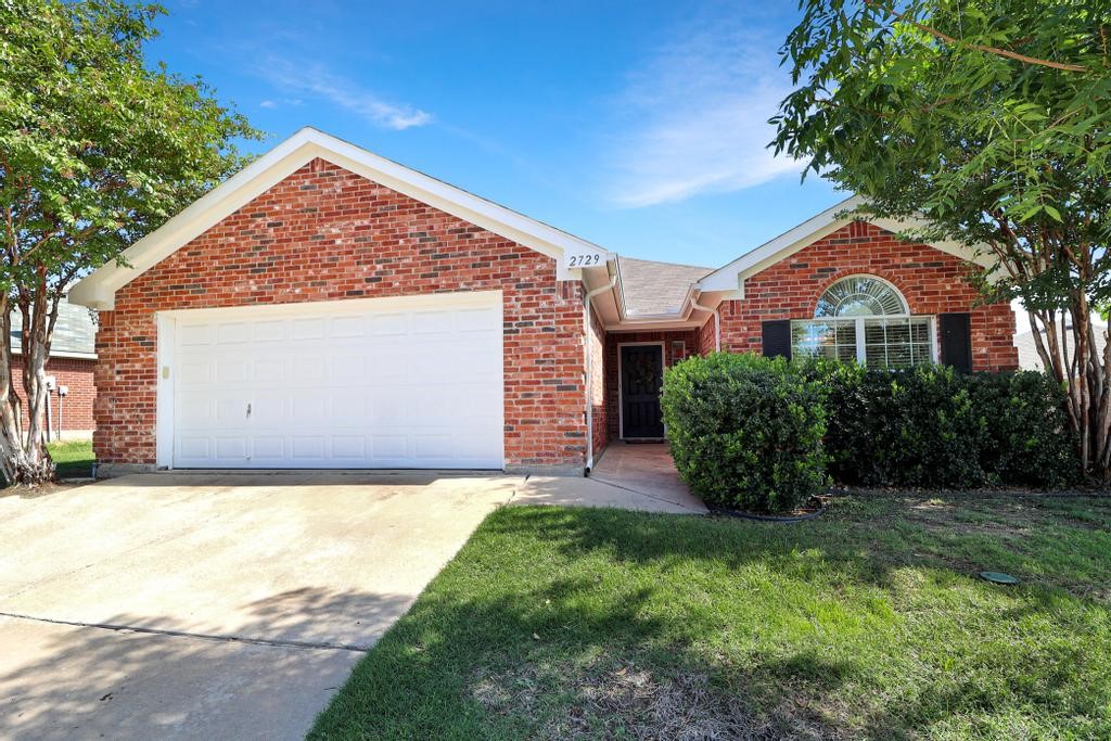 2729 Wakecrest Drive, Fort Worth TX, 76108