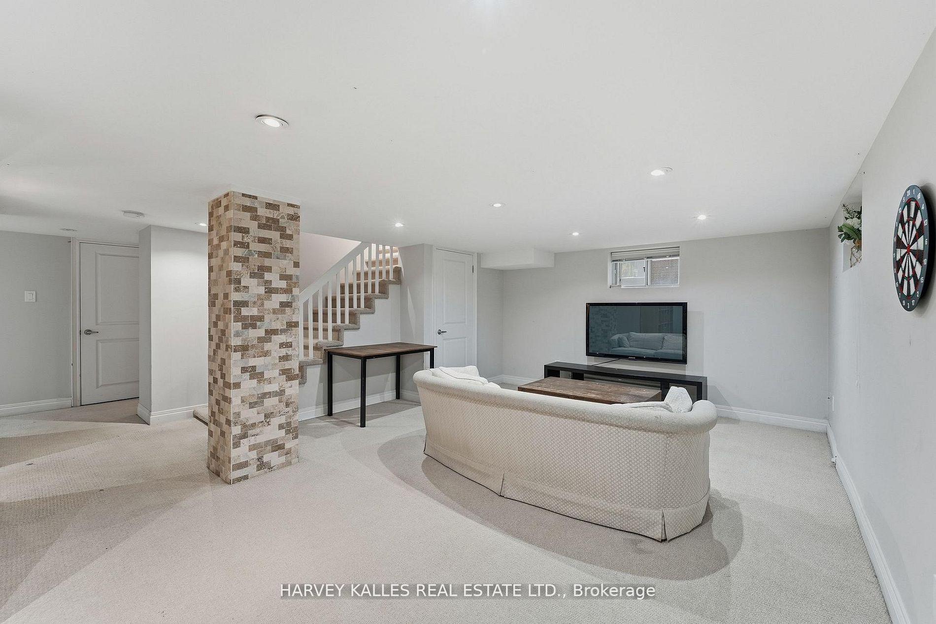 202 Dinnick Crescent