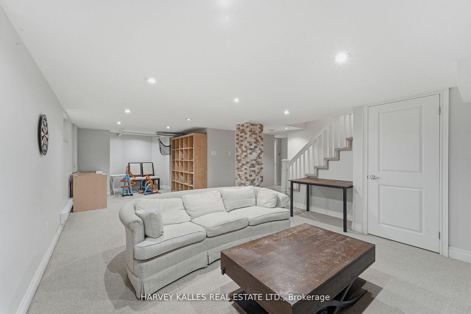 202 Dinnick Crescent