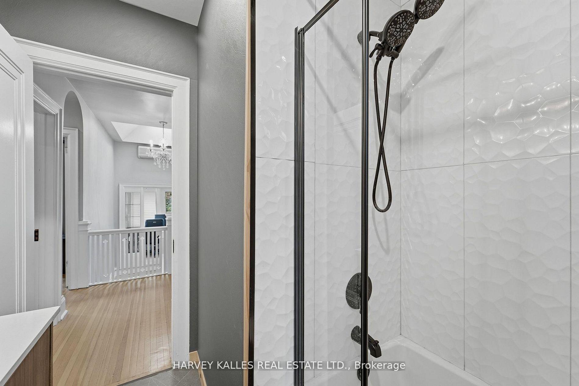 202 Dinnick Crescent