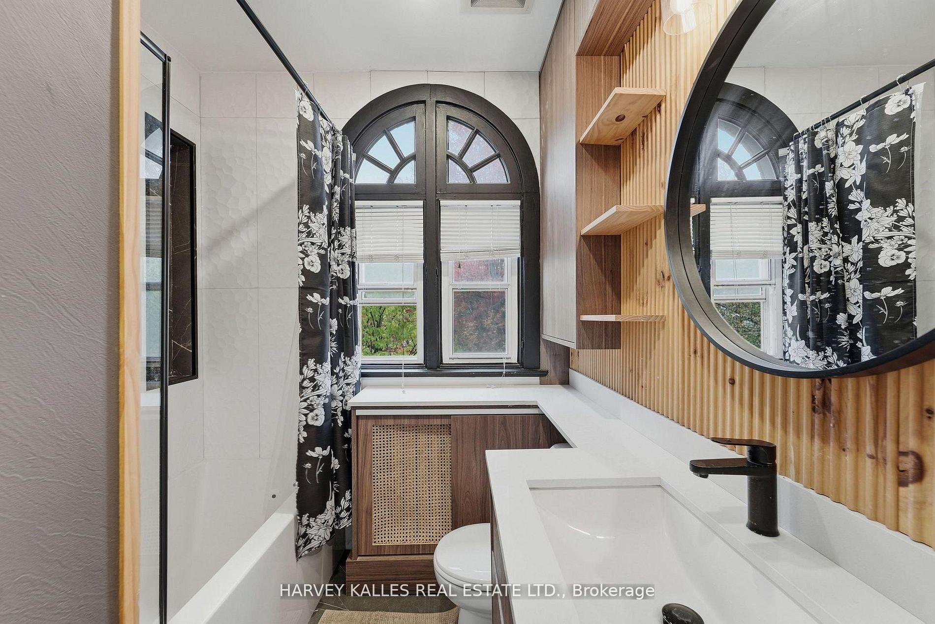 202 Dinnick Crescent