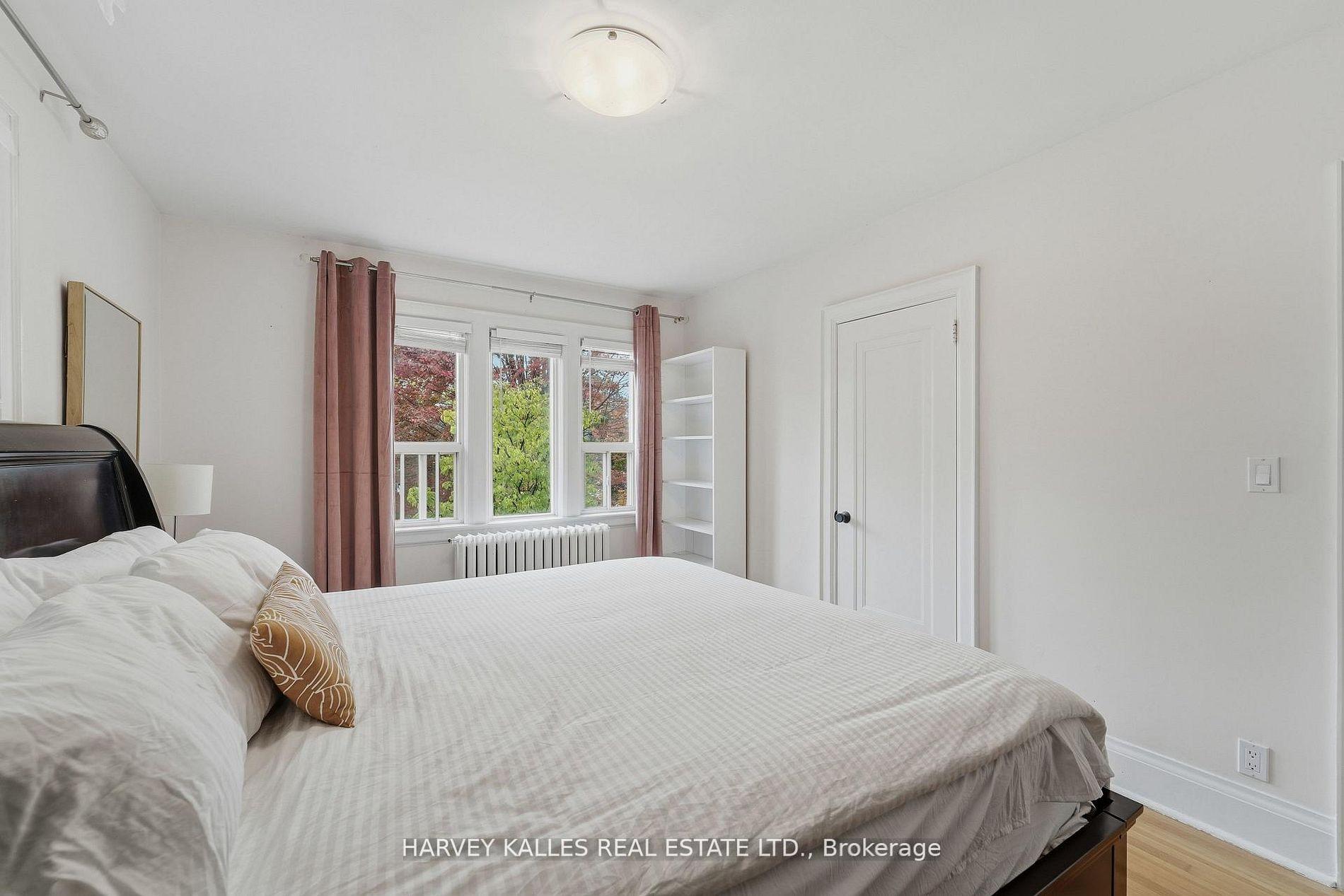 202 Dinnick Crescent