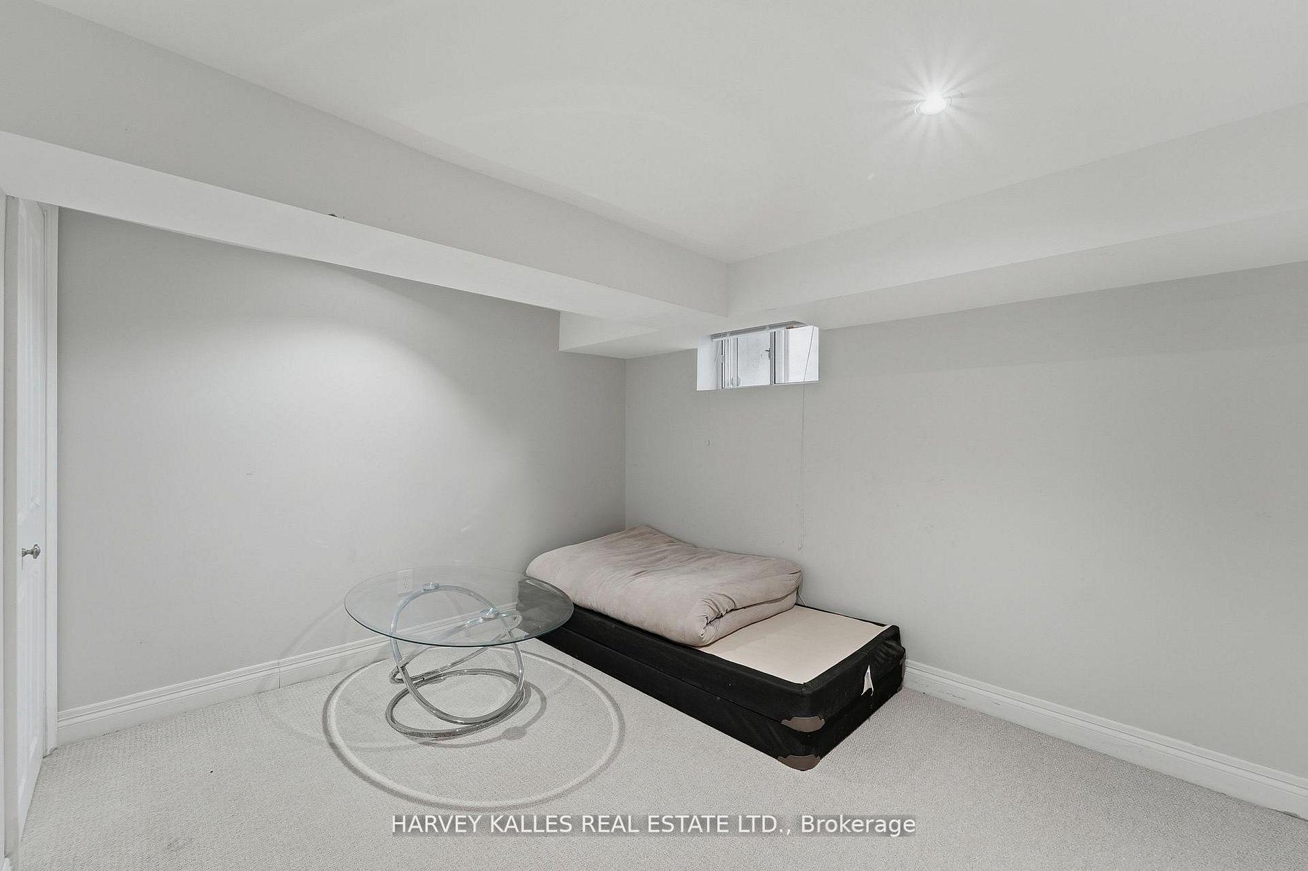 202 Dinnick Crescent